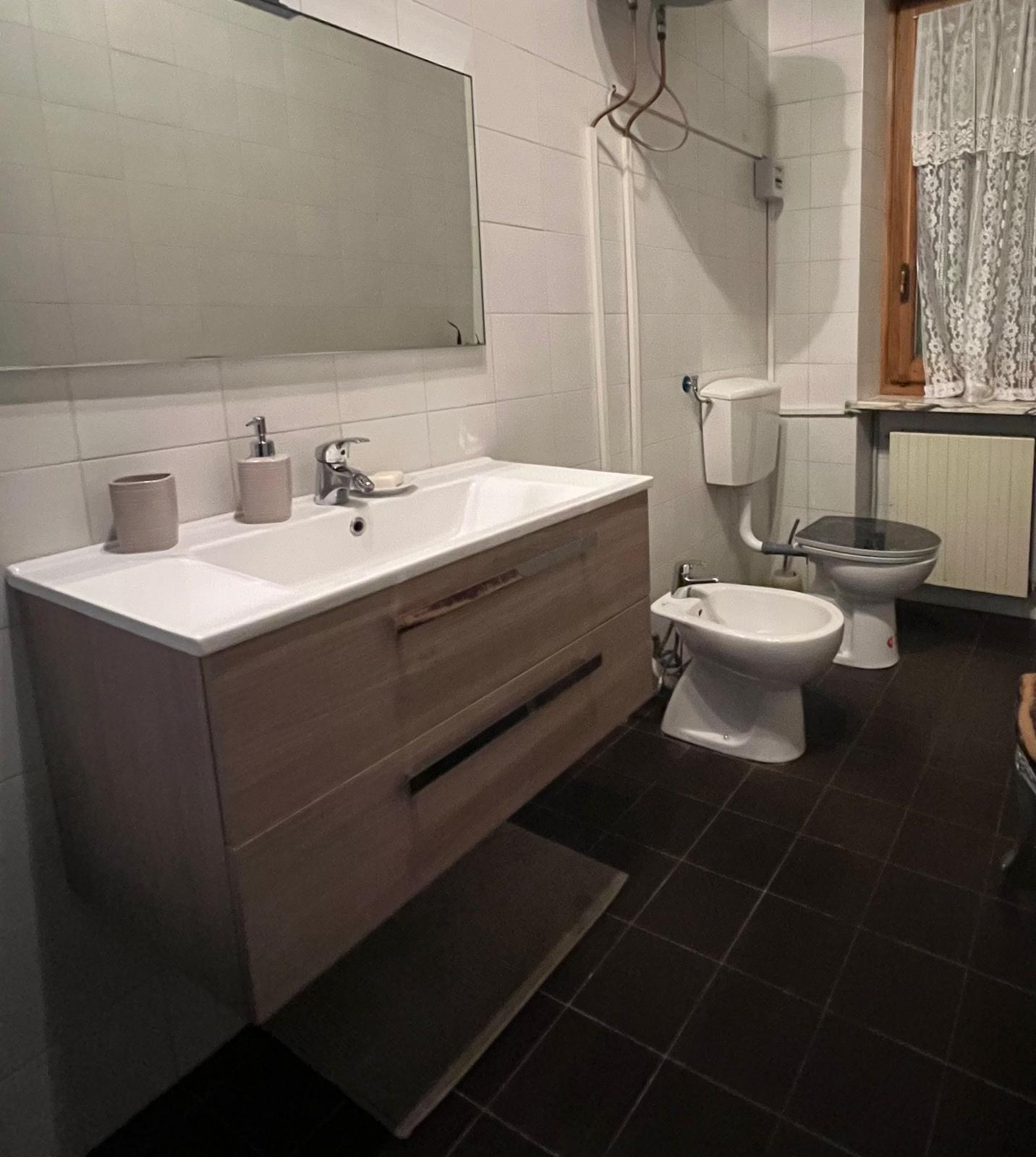 Bagno con doppio lavabo, doccia, wc e bidet
