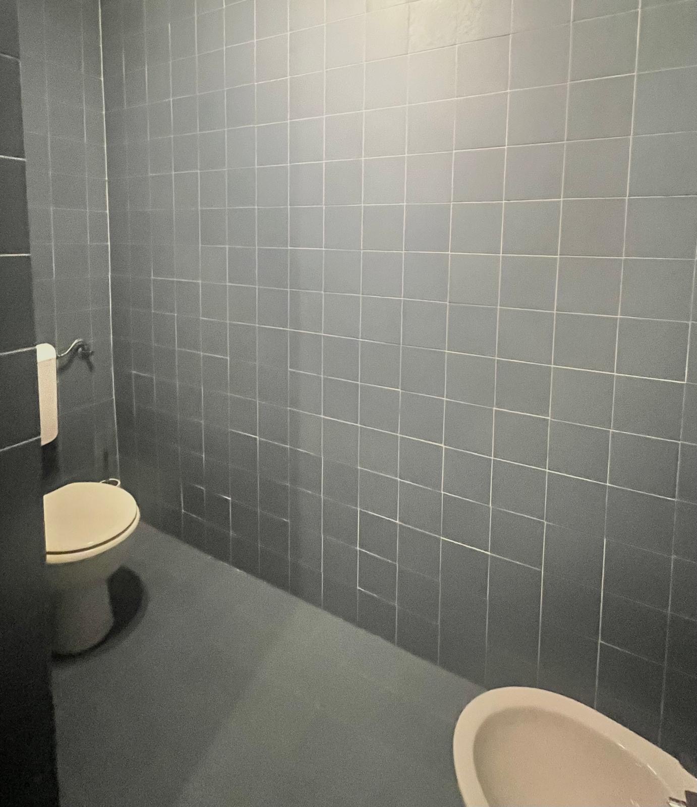 Servizi con wc e bidet, piastrelle grigie